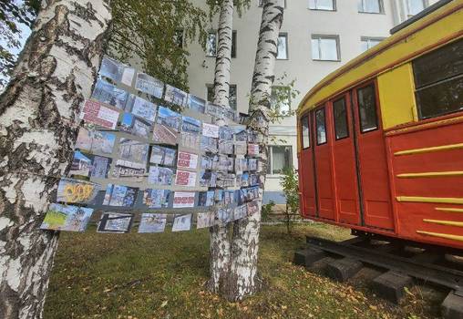 В Мотовилихе открылась выставка фотографий остановок, испорченных расклейщиками рекламы и вандалами