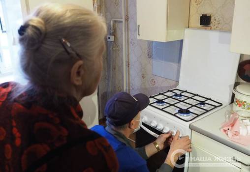 При содействии Александра Бойченко жительнице Мотовилихи установили новую газовую плиту