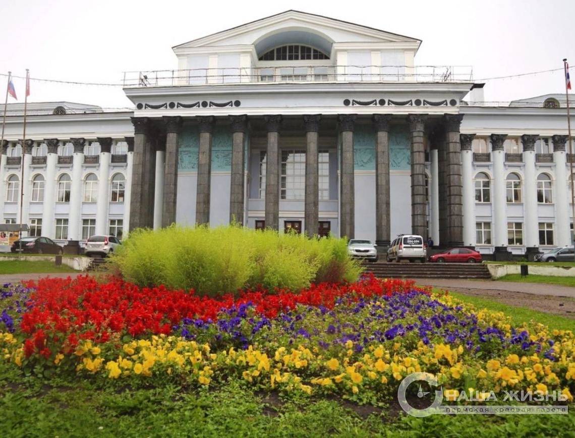 В Мотовилихе высаживают цветники в аллеях, скверах и вдоль улиц