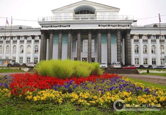 В Мотовилихе высаживают цветники в аллеях, скверах и вдоль улиц