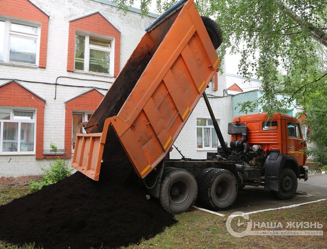 Цветники и маленький огород: в детский сад Мотовилихи завезли чернозём