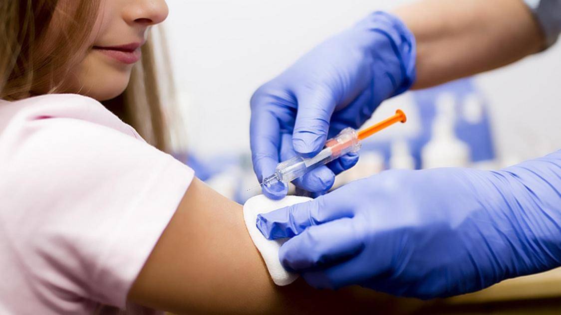 Прививку от клещевого энцефалита можно сделать только через месяц после вакцинации от COVID-19 