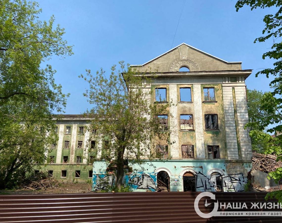 В Мотовилихе начались работы по демонтажу здания по ул. Уральской, 110  