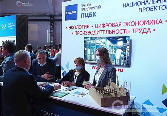 Дмитрий Махонин посетил стенд ПЦБК на Пермском инженерно-промышленном форуме