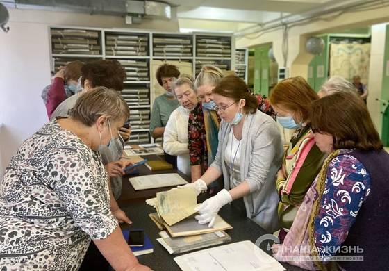 Представители старшего поколения Мотовилихи посетили Государственный архив Пермского края 