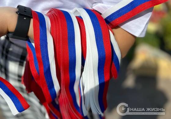 Молодогвардейцы поздравили пермяков с Днем Государственного флага 